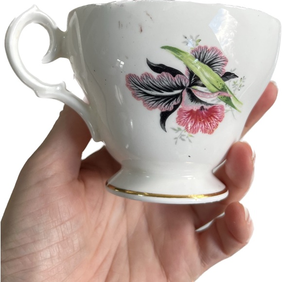 🎈2/$30 - QUEEN ANNE Fine Bone China Teacup & Saucer Set. Made in England. - Picture 3 of 6